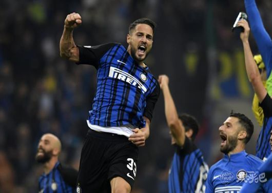 00：16 公牛发疯失控撞伤群众，民警20米外一枪精准毙命